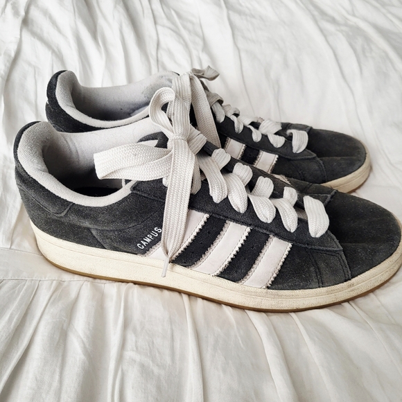 Adidas Campus Sneakers In A Grey Suede With White Stripes And Laces